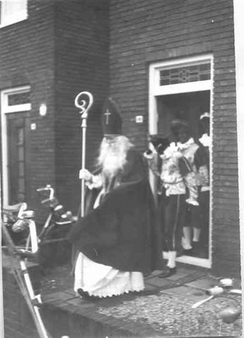 1965 Sint op weg naar de Emmaschool