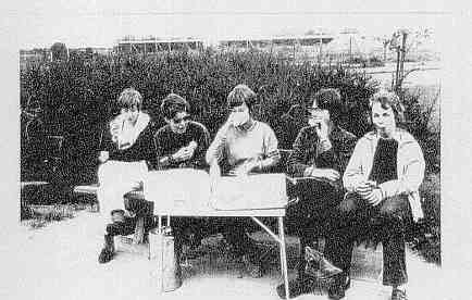 klassevoogdendag 1968 c. Broodjes bij de koffie Liesbeth Sluis, Nies Sagel, Josephine Vogel, Louis Hegeman, Attie van der Schaaf.