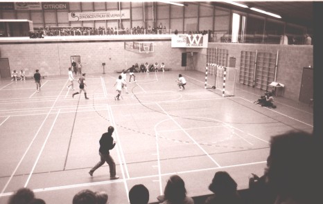 1972 zaalvoetbal 01 Attie van der Schaaf, Hans Kloek, Hans van Ettekoven, op de achtergrond: Frank Groenendal,  Jan Eckart, Martin Jager, Tjeerd van der Ploeg,