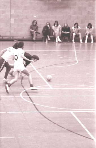 1972 zaalvoetbal 02 Dirk den Hollander, Frank Groenendal, op de achtergrond: Jan Eckart, Martin Jager, Tjeerd van der Ploeg, Remt Modderman,